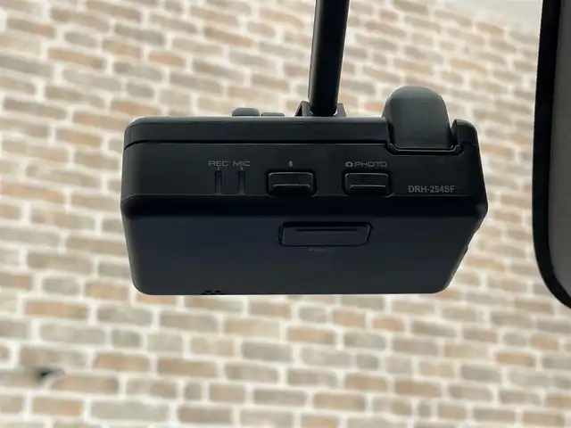 ホンダ ヴェゼル ハイブリッド e:HEV Z PLaYパッケージ 岩手県 2024(令6)年 0.8万km グレー ストレートグレー・パール(NH912P)/４WD/ヒルディセントコントロール/ハンズフリーアクセスパワーテールゲート/ワイヤレス充電/ホンダセンシング/衝突軽減ブレーキ/渋滞追従機能付きアダプティブクルーズコントロール/渋滞運転支援機能/車線維持支援機能/アダプティブドライビングビーム/標識認識機能/先行車発進お知らせ機能/ブラインドスポットインフォメーション/後退出庫サポート/パーキングセンサー/横滑り防止装置/減速セレクター/シートヒーター/ステアリングヒーター/純正ナビ/フルセグTV/ドライブレコーダー/バックカメラ/ETC2.0/LEDヘッドライト/LEDフォグライト/純正18インチアルミホイール