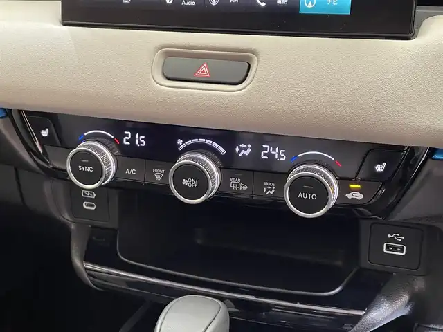 ホンダ ヴェゼル ハイブリッド e:HEV Z PLaYパッケージ 岩手県 2024(令6)年 0.8万km グレー ストレートグレー・パール(NH912P)/４WD/ヒルディセントコントロール/ハンズフリーアクセスパワーテールゲート/ワイヤレス充電/ホンダセンシング/衝突軽減ブレーキ/渋滞追従機能付きアダプティブクルーズコントロール/渋滞運転支援機能/車線維持支援機能/アダプティブドライビングビーム/標識認識機能/先行車発進お知らせ機能/ブラインドスポットインフォメーション/後退出庫サポート/パーキングセンサー/横滑り防止装置/減速セレクター/シートヒーター/ステアリングヒーター/純正ナビ/フルセグTV/ドライブレコーダー/バックカメラ/ETC2.0/LEDヘッドライト/LEDフォグライト/純正18インチアルミホイール