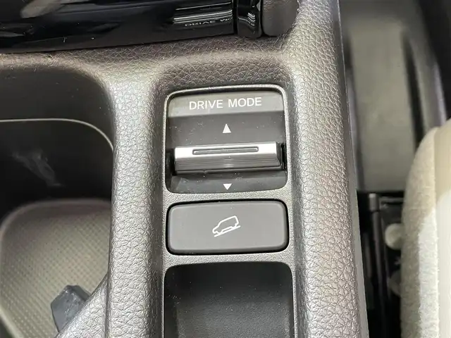 ホンダ ヴェゼル ハイブリッド e:HEV Z PLaYパッケージ 岩手県 2024(令6)年 0.8万km グレー ストレートグレー・パール(NH912P)/４WD/ヒルディセントコントロール/ハンズフリーアクセスパワーテールゲート/ワイヤレス充電/ホンダセンシング/衝突軽減ブレーキ/渋滞追従機能付きアダプティブクルーズコントロール/渋滞運転支援機能/車線維持支援機能/アダプティブドライビングビーム/標識認識機能/先行車発進お知らせ機能/ブラインドスポットインフォメーション/後退出庫サポート/パーキングセンサー/横滑り防止装置/減速セレクター/シートヒーター/ステアリングヒーター/純正ナビ/フルセグTV/ドライブレコーダー/バックカメラ/ETC2.0/LEDヘッドライト/LEDフォグライト/純正18インチアルミホイール