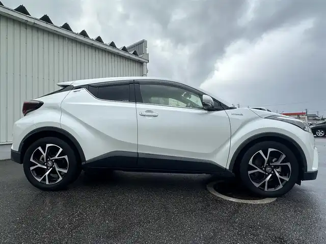 トヨタ Ｃ－ＨＲ G 富山県 2017(平29)年 5.8万km ホワイトパールクリスタルシャイン 純正9型ナビ（フルセグTV・CD/DVD・Bluetooth・ラジオ）/バックカメラ/前席シートヒーター/ハーフレザー/ドライブレコーダー/革巻きステアリング/ステアリングスイッチ/クルーズコントロール/レーンキープアシスト/横滑り防止装置/ビルトインETC/パーキングホールド/クリアランスソナー/EVMOOD/LEDライト/純正18AW/スペアキー１本