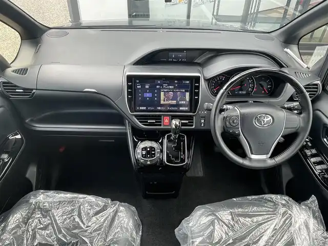 トヨタ ノア Si ダブルバイビーⅢ 千葉県 2021(令3)年 3.6万km ブラック 純正10インチナビ/(Bluetooth/フルセグTV/CD/DVD)/バックカメラ/衝突被害軽減システム/車線逸脱警報/クルーズコントロール/フリップダウンモニター/ハーフレザーシート/両側パワースライドドア/横滑り防止装置/ETC/ドライブレコーダー/アイドリングストップ/LEDヘッドライト/フォグランプ/オートライト/ウィンカーミラー/電動格納ミラー/純正16インチAW/シートリフター/プッシュスタート/スマートキー/ドアバイザー/取扱説明書