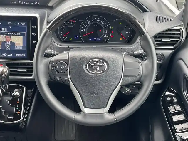 トヨタ ノア Si ダブルバイビーⅢ 千葉県 2021(令3)年 3.6万km ブラック 純正10インチナビ/(Bluetooth/フルセグTV/CD/DVD)/バックカメラ/衝突被害軽減システム/車線逸脱警報/クルーズコントロール/フリップダウンモニター/ハーフレザーシート/両側パワースライドドア/横滑り防止装置/ETC/ドライブレコーダー/アイドリングストップ/LEDヘッドライト/フォグランプ/オートライト/ウィンカーミラー/電動格納ミラー/純正16インチAW/シートリフター/プッシュスタート/スマートキー/ドアバイザー/取扱説明書