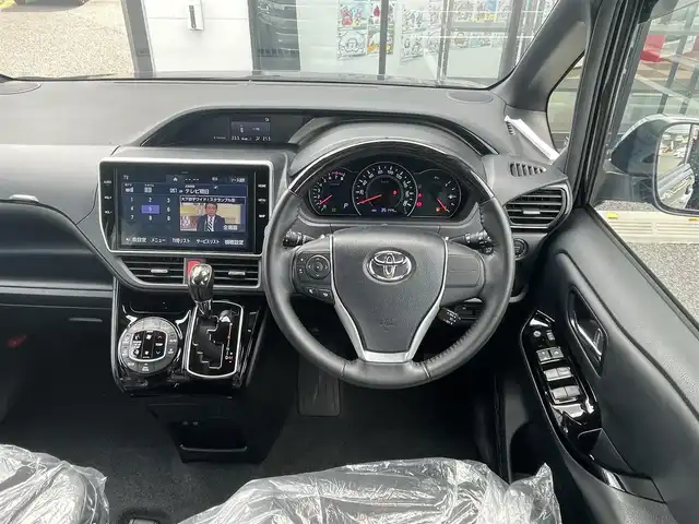 トヨタ ノア Si ダブルバイビーⅢ 千葉県 2021(令3)年 3.6万km ブラック 純正10インチナビ/(Bluetooth/フルセグTV/CD/DVD)/バックカメラ/衝突被害軽減システム/車線逸脱警報/クルーズコントロール/フリップダウンモニター/ハーフレザーシート/両側パワースライドドア/横滑り防止装置/ETC/ドライブレコーダー/アイドリングストップ/LEDヘッドライト/フォグランプ/オートライト/ウィンカーミラー/電動格納ミラー/純正16インチAW/シートリフター/プッシュスタート/スマートキー/ドアバイザー/取扱説明書