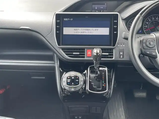 トヨタ ノア Si ダブルバイビーⅢ 千葉県 2021(令3)年 3.6万km ブラック 純正10インチナビ/(Bluetooth/フルセグTV/CD/DVD)/バックカメラ/衝突被害軽減システム/車線逸脱警報/クルーズコントロール/フリップダウンモニター/ハーフレザーシート/両側パワースライドドア/横滑り防止装置/ETC/ドライブレコーダー/アイドリングストップ/LEDヘッドライト/フォグランプ/オートライト/ウィンカーミラー/電動格納ミラー/純正16インチAW/シートリフター/プッシュスタート/スマートキー/ドアバイザー/取扱説明書