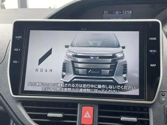 トヨタ ノア Si ダブルバイビーⅢ 千葉県 2021(令3)年 3.6万km ブラック 純正10インチナビ/(Bluetooth/フルセグTV/CD/DVD)/バックカメラ/衝突被害軽減システム/車線逸脱警報/クルーズコントロール/フリップダウンモニター/ハーフレザーシート/両側パワースライドドア/横滑り防止装置/ETC/ドライブレコーダー/アイドリングストップ/LEDヘッドライト/フォグランプ/オートライト/ウィンカーミラー/電動格納ミラー/純正16インチAW/シートリフター/プッシュスタート/スマートキー/ドアバイザー/取扱説明書