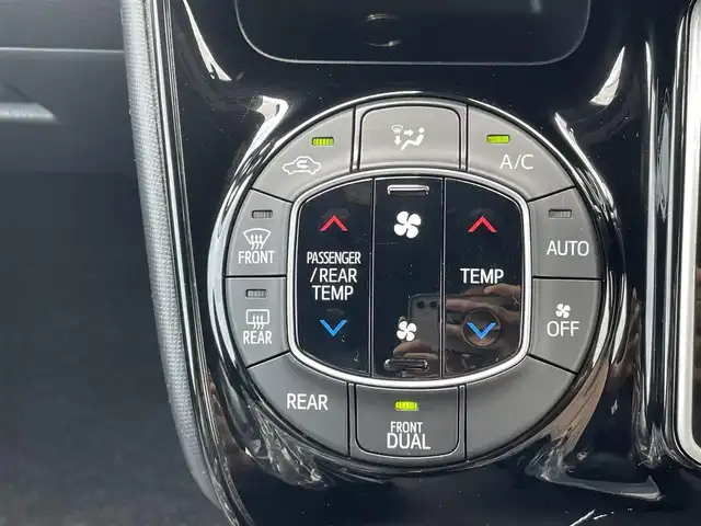 トヨタ ノア Si ダブルバイビーⅢ 千葉県 2021(令3)年 3.6万km ブラック 純正10インチナビ/(Bluetooth/フルセグTV/CD/DVD)/バックカメラ/衝突被害軽減システム/車線逸脱警報/クルーズコントロール/フリップダウンモニター/ハーフレザーシート/両側パワースライドドア/横滑り防止装置/ETC/ドライブレコーダー/アイドリングストップ/LEDヘッドライト/フォグランプ/オートライト/ウィンカーミラー/電動格納ミラー/純正16インチAW/シートリフター/プッシュスタート/スマートキー/ドアバイザー/取扱説明書
