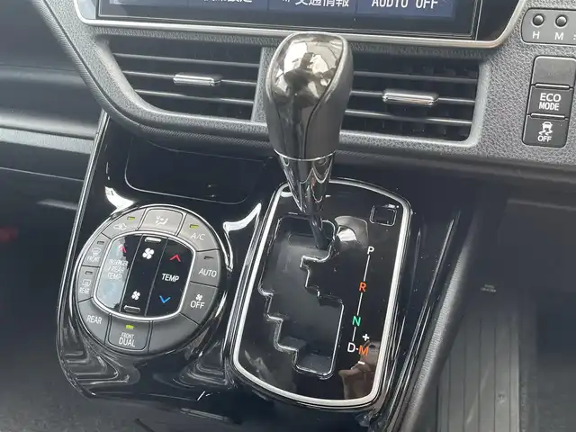 トヨタ ノア Si ダブルバイビーⅢ 千葉県 2021(令3)年 3.6万km ブラック 純正10インチナビ/(Bluetooth/フルセグTV/CD/DVD)/バックカメラ/衝突被害軽減システム/車線逸脱警報/クルーズコントロール/フリップダウンモニター/ハーフレザーシート/両側パワースライドドア/横滑り防止装置/ETC/ドライブレコーダー/アイドリングストップ/LEDヘッドライト/フォグランプ/オートライト/ウィンカーミラー/電動格納ミラー/純正16インチAW/シートリフター/プッシュスタート/スマートキー/ドアバイザー/取扱説明書