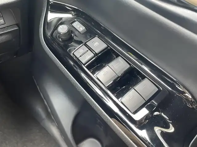 トヨタ ノア Si ダブルバイビーⅢ 千葉県 2021(令3)年 3.6万km ブラック 純正10インチナビ/(Bluetooth/フルセグTV/CD/DVD)/バックカメラ/衝突被害軽減システム/車線逸脱警報/クルーズコントロール/フリップダウンモニター/ハーフレザーシート/両側パワースライドドア/横滑り防止装置/ETC/ドライブレコーダー/アイドリングストップ/LEDヘッドライト/フォグランプ/オートライト/ウィンカーミラー/電動格納ミラー/純正16インチAW/シートリフター/プッシュスタート/スマートキー/ドアバイザー/取扱説明書