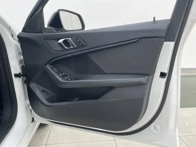 ＢＭＷ １１８ｄ プレイ エディションジョイ+ 岡山県 2021(令3)年 3.2万km アルピンホワイトⅢ ナビゲーションパッケージ/・BMWライブコックピット/・インテリジェントパーソナルアシスタント/・ETC/コンフォートパッケージ/・アルミホイール/・オートマチックテールゲートオペレーション/・ACC/・イルミネーテッドベルリンインテリアトリム/純正iDrive7/Rカメラ/リバースアシスト/パーキングアシスト/Bluetooth/アップルカープレイ/ワイヤレスチャージ/ブレーキオートホールド/オートライト/AHB/オートワイパー/SOSコール/PDC