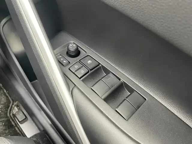 トヨタ カローラ クロス ハイブリッド Z 千葉県 2025(令7)年 0.1万km プラチナホワイトパールマイカ ４ＷＤ/純正ディスプレイオーディオ/フルセグＴＶ/全方位カメラ/クルーズコントロール/ビルトインＥＴＣ/コーナーセンサー/衝突被害軽減ブレーキ/レーンキープアシスト/ステアリングヒーター/前席シートヒーター