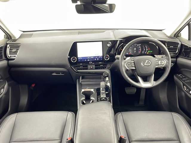 レクサス ＮＸ 250 愛知県 2023(令5)年 1.8万km ソニッククォーツ /禁煙車//ワンオーナー車//純正ナビ//Bluetooth　フルセグTV//バック&サイドモニター//ビルトインETC2.0//電動チルト&スライドムーンルーフ//レクサスセーフティシステム+//レーダークルーズコントロール//ブラインドスポットモニター//パーキングサポートブレーキ//LEDヘッドライト//オートライト//オートハイビーム//フロントフォグランプ//パワーバックドア//Ltexシート//前席パワーシート//前席・後席シートヒーター//ナノイーX//レクサスNXプレミアムサウンドシステム//AC100V//電子パーキングブレーキ//ブレーキホールド//純正18インチアルミホイール//純正フロアマット//革巻きステアリング//ステアリングスイッチ//パドルシフト//ステアリング電動チルト&テレスコ(オートスライド機能付)//プッシュスタート//電動格納ミラー//アイドリングストップ//新車保証書・取扱説明書//スペアキー