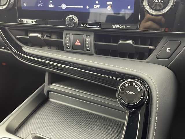 レクサス ＮＸ 250 愛知県 2023(令5)年 1.8万km ソニッククォーツ /禁煙車//ワンオーナー車//純正ナビ//Bluetooth　フルセグTV//バック&サイドモニター//ビルトインETC2.0//電動チルト&スライドムーンルーフ//レクサスセーフティシステム+//レーダークルーズコントロール//ブラインドスポットモニター//パーキングサポートブレーキ//LEDヘッドライト//オートライト//オートハイビーム//フロントフォグランプ//パワーバックドア//Ltexシート//前席パワーシート//前席・後席シートヒーター//ナノイーX//レクサスNXプレミアムサウンドシステム//AC100V//電子パーキングブレーキ//ブレーキホールド//純正18インチアルミホイール//純正フロアマット//革巻きステアリング//ステアリングスイッチ//パドルシフト//ステアリング電動チルト&テレスコ(オートスライド機能付)//プッシュスタート//電動格納ミラー//アイドリングストップ//新車保証書・取扱説明書//スペアキー