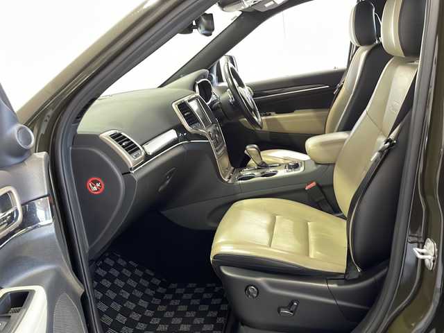 クライスラー・ジープ ジープ グランドチェロキー 75thアニバーサリーE 佐賀県 2016(平28)年 4.7万km Ｄグリーン 純正ナビ　/フルセグTV/Bluetooth/USB/SD/バックカメラ/エアサス　/レザーシート　/ＡＣＣ　/衝突軽減ブレーキ/ブラインドスポット/ヒルスタートアシスト/シートヒーター　/ステアリングヒーター/スマートキー　/パークセンス　/ＥＴＣ　/純正２０インチＡＷ/取説・保証書/色コード：PGRレコングリーンクリアコート