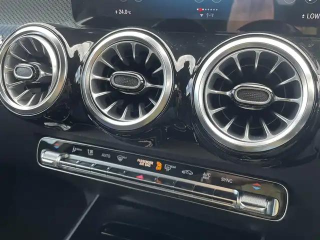 メルセデス・ベンツ Ｍ・ベンツ ＧＬＢ２００ｄ 4マチック AMGライン 東京都 2021(令3)年 1.4万km デジタルホワイト AMGライン/純正ナビ/アルカンターラシート/前後純正ドライブレコーダー/純正フロアマットプレミアム/メモリ付パワーシート/ワイヤレス充電/フットトランクオープナー/ETC/レーダーセーフティパッケージ/アダプティブクルーズコントロール/アンビエントライト/フルセグTV/Bluetooth/パークアシスト