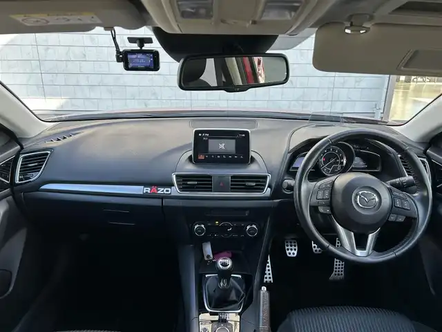 マツダ アクセラ スポーツ 20S ツーリング 埼玉県 2015(平27)年 1.7万km ソウルレッドプレミアムメタリック ワンオーナー/純正ナビオーディオ/(AM/FM/BT/AUX/USB)/バックカメラ/ETC/純正ETCボックス/RVM/LDWS/AFS/HBC/SCBS/バーグラアラームシステム/ヘッドアップディスプレイ/クルーズコントロール（追従無し）/前後ドライブレコーダー　/アイドリングストップ/オートライト/オートエアコン/プッシュスタートボタン/スマートキー×１/ステアリングスイッチ/USB入力端子/純正フロアマット/Auto exeフルスポイラー/Auto exe リアウィング/純正アルミ黒塗装/EXART マフラー/車両/ナビ 取扱説明書/保証書