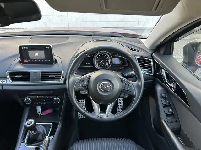 マツダ アクセラ スポーツ 20S ツーリング 埼玉県 2015(平27)年 1.7万km ソウルレッドプレミアムメタリック ワンオーナー/純正ナビオーディオ/(AM/FM/BT/AUX/USB)/バックカメラ/ETC/純正ETCボックス/RVM/LDWS/AFS/HBC/SCBS/バーグラアラームシステム/ヘッドアップディスプレイ/クルーズコントロール（追従無し）/前後ドライブレコーダー　/アイドリングストップ/オートライト/オートエアコン/プッシュスタートボタン/スマートキー×１/ステアリングスイッチ/USB入力端子/純正フロアマット/Auto exeフルスポイラー/Auto exe リアウィング/純正アルミ黒塗装/EXART マフラー/車両/ナビ 取扱説明書/保証書