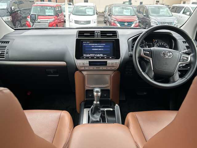 トヨタ ランドクルーザー プラド TX-L 70thアニバーサリーLTD 富山県 2022(令4)年 4.8万km ブラック 純正９型ナビ/フルセグＴＶ／Ｂｌｕｅｔｏｏｔｈ/バックカメラ/レーダークルーズコントロール/レーンキープアシスト/プリクラッシュセーフティ/純正AW１８インチ/茶革シート/シートヒーター／シートクーラー/運転席／助手席パワーシート/ヘッドライトウォッシャー/LEDヘッドライト/スマートキー/プッシュスタート/横滑り防止装置/Wエアバック/サイド＋カーテンエアバック