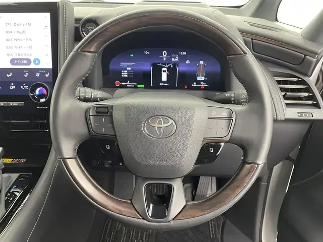 トヨタ アルファードハイブリット Z 宮城県 2023(令5)年 0.9万km プラチナホワイトパールマイカ ４ＷＤ/モデリスタエアロ／マフラー/全周囲カメラ/ルーフスポイラーイルミ/純正ナビ/ヘッドアップディスプレイ/ブラインドスポットモニター/リアクロストラフィックアラート/クリアランスソナー/アダプティブクルーズコントロール/パワーバックドア/両側パワースライドドア/シートヒーター/ベンチレーション/メモリ機能付パワーシート/１００Ｖ電源/ETC2.0/ミラー型前後ドライブレコーダー/フルセグTV/セーフティセンス