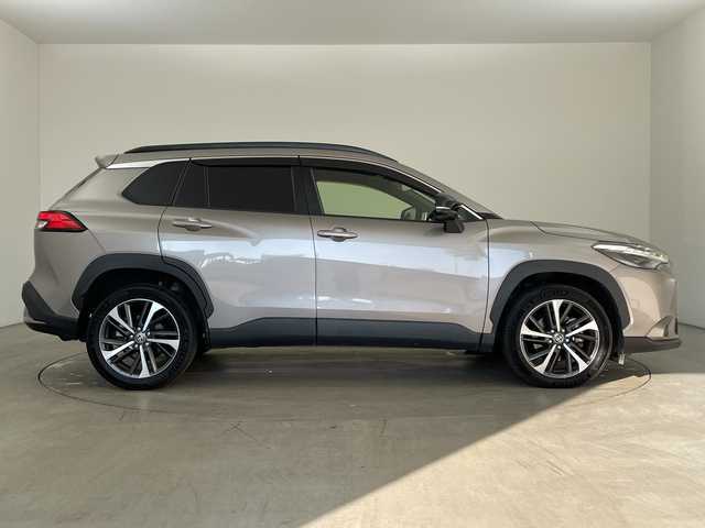 トヨタ カローラ クロス ハイブリッド Z 兵庫県 2021(令3)年 5.8万km アバンギャルドブロンズメタリック ・純正10.5インチディスプレイオーディオ/・Bluetooth/Apple car play/Android Auto/Miracast/・全方位カメラ/・Toyota Safety Sense/・プリクラッシュセーフティ/・レーントレーシングアシスト/・レーダークルーズコントロール（全車速追従機能付）/・オートマチックハイビーム/・ロードサインアシスト/・パーキングサポートブレーキ（前後方静止物）/・ブラインドスポットモニター/・パーキングサポートブレーキ（後方接近車両）/・車両接近通報装置/・先行車発進告知機能/・パワーバックドア/・ステアリングヒーター/・ハーフレザーシート/・前席シートヒーター/・運転席パワーシート/・寒冷地仕様/・前後ドライブレコーダー/・ルーフレール/・LEDヘッドライト/・フォグランプ/・純正アルミホイールタイヤ/・スマートキー/・スペアキー