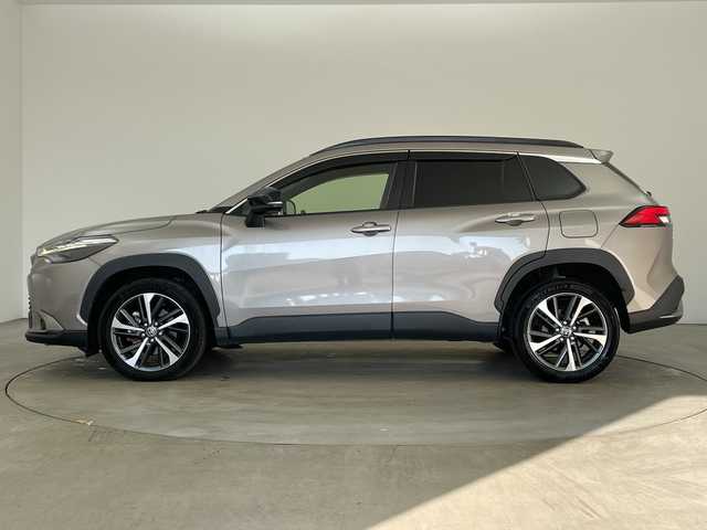 トヨタ カローラ クロス ハイブリッド Z 兵庫県 2021(令3)年 5.8万km アバンギャルドブロンズメタリック ・純正10.5インチディスプレイオーディオ/・Bluetooth/Apple car play/Android Auto/Miracast/・全方位カメラ/・Toyota Safety Sense/・プリクラッシュセーフティ/・レーントレーシングアシスト/・レーダークルーズコントロール（全車速追従機能付）/・オートマチックハイビーム/・ロードサインアシスト/・パーキングサポートブレーキ（前後方静止物）/・ブラインドスポットモニター/・パーキングサポートブレーキ（後方接近車両）/・車両接近通報装置/・先行車発進告知機能/・パワーバックドア/・ステアリングヒーター/・ハーフレザーシート/・前席シートヒーター/・運転席パワーシート/・寒冷地仕様/・前後ドライブレコーダー/・ルーフレール/・LEDヘッドライト/・フォグランプ/・純正アルミホイールタイヤ/・スマートキー/・スペアキー