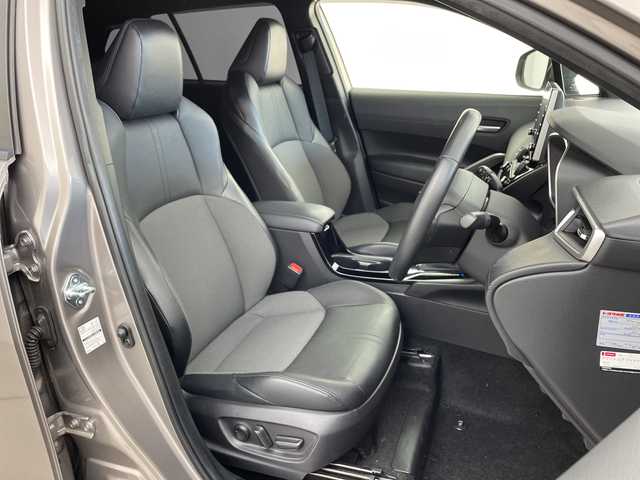 トヨタ カローラ クロス ハイブリッド Z 兵庫県 2021(令3)年 5.8万km アバンギャルドブロンズメタリック ・純正10.5インチディスプレイオーディオ/・Bluetooth/Apple car play/Android Auto/Miracast/・全方位カメラ/・Toyota Safety Sense/・プリクラッシュセーフティ/・レーントレーシングアシスト/・レーダークルーズコントロール（全車速追従機能付）/・オートマチックハイビーム/・ロードサインアシスト/・パーキングサポートブレーキ（前後方静止物）/・ブラインドスポットモニター/・パーキングサポートブレーキ（後方接近車両）/・車両接近通報装置/・先行車発進告知機能/・パワーバックドア/・ステアリングヒーター/・ハーフレザーシート/・前席シートヒーター/・運転席パワーシート/・寒冷地仕様/・前後ドライブレコーダー/・ルーフレール/・LEDヘッドライト/・フォグランプ/・純正アルミホイールタイヤ/・スマートキー/・スペアキー