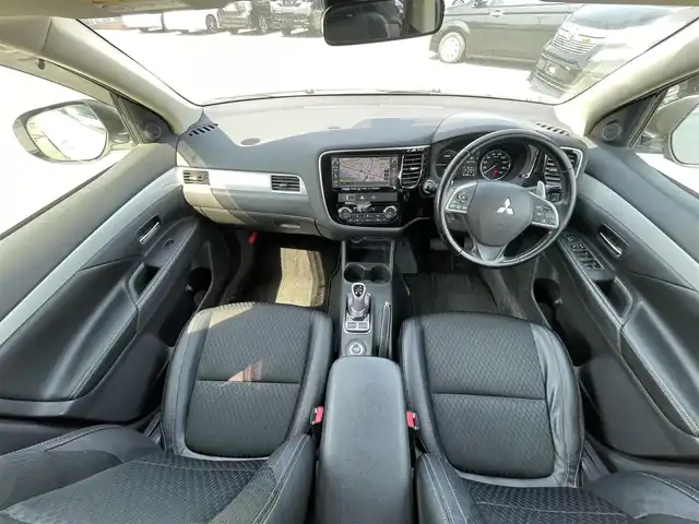 三菱 アウトランダー ＰＨＥＶ G ナビパッケージ 東京都 2014(平26)年 8.2万km シルキーホワイト (株)IDOMが運営する【じしゃロン昭島店】の自社ローン専用車両になります。こちらは現金またはオートローンご利用時の価格です。自社ローンご希望の方は別途その旨お申付け下さい
