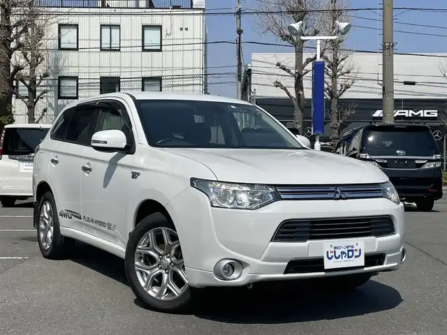 三菱 アウトランダー ＰＨＥＶ G ナビパッケージ 東京都 2014(平26)年 8.2万km シルキーホワイト (株)IDOMが運営する【じしゃロン昭島店】の自社ローン専用車両になります。こちらは現金またはオートローンご利用時の価格です。自社ローンご希望の方は別途その旨お申付け下さい