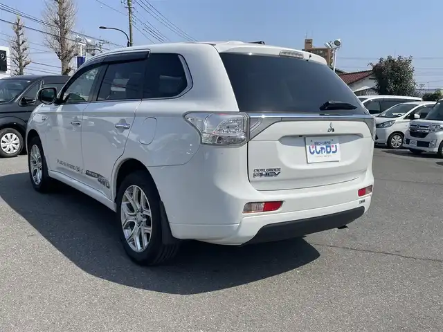 三菱 アウトランダー ＰＨＥＶ G ナビパッケージ 東京都 2014(平26)年 8.2万km シルキーホワイト (株)IDOMが運営する【じしゃロン昭島店】の自社ローン専用車両になります。こちらは現金またはオートローンご利用時の価格です。自社ローンご希望の方は別途その旨お申付け下さい