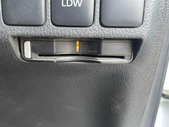 三菱 アウトランダー ＰＨＥＶ G ナビパッケージ 東京都 2014(平26)年 8.2万km シルキーホワイト (株)IDOMが運営する【じしゃロン昭島店】の自社ローン専用車両になります。こちらは現金またはオートローンご利用時の価格です。自社ローンご希望の方は別途その旨お申付け下さい