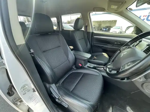 三菱 アウトランダー ＰＨＥＶ G ナビパッケージ 東京都 2014(平26)年 8.2万km シルキーホワイト (株)IDOMが運営する【じしゃロン昭島店】の自社ローン専用車両になります。こちらは現金またはオートローンご利用時の価格です。自社ローンご希望の方は別途その旨お申付け下さい