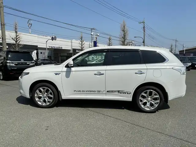 三菱 アウトランダー ＰＨＥＶ G ナビパッケージ 東京都 2014(平26)年 8.2万km シルキーホワイト (株)IDOMが運営する【じしゃロン昭島店】の自社ローン専用車両になります。こちらは現金またはオートローンご利用時の価格です。自社ローンご希望の方は別途その旨お申付け下さい