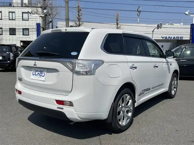三菱 アウトランダー ＰＨＥＶ G ナビパッケージ 東京都 2014(平26)年 8.2万km シルキーホワイト (株)IDOMが運営する【じしゃロン昭島店】の自社ローン専用車両になります。こちらは現金またはオートローンご利用時の価格です。自社ローンご希望の方は別途その旨お申付け下さい