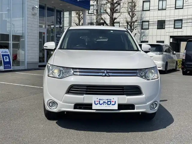 三菱 アウトランダー ＰＨＥＶ G ナビパッケージ 東京都 2014(平26)年 8.2万km シルキーホワイト (株)IDOMが運営する【じしゃロン昭島店】の自社ローン専用車両になります。こちらは現金またはオートローンご利用時の価格です。自社ローンご希望の方は別途その旨お申付け下さい