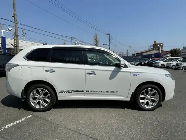 三菱 アウトランダー ＰＨＥＶ G ナビパッケージ 東京都 2014(平26)年 8.2万km シルキーホワイト (株)IDOMが運営する【じしゃロン昭島店】の自社ローン専用車両になります。こちらは現金またはオートローンご利用時の価格です。自社ローンご希望の方は別途その旨お申付け下さい