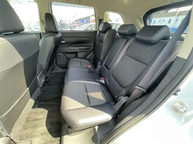 三菱 アウトランダー ＰＨＥＶ G ナビパッケージ 東京都 2014(平26)年 8.2万km シルキーホワイト (株)IDOMが運営する【じしゃロン昭島店】の自社ローン専用車両になります。こちらは現金またはオートローンご利用時の価格です。自社ローンご希望の方は別途その旨お申付け下さい