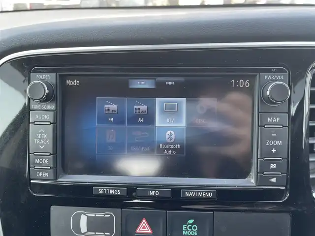 三菱 アウトランダー ＰＨＥＶ G ナビパッケージ 東京都 2014(平26)年 8.2万km シルキーホワイト (株)IDOMが運営する【じしゃロン昭島店】の自社ローン専用車両になります。こちらは現金またはオートローンご利用時の価格です。自社ローンご希望の方は別途その旨お申付け下さい