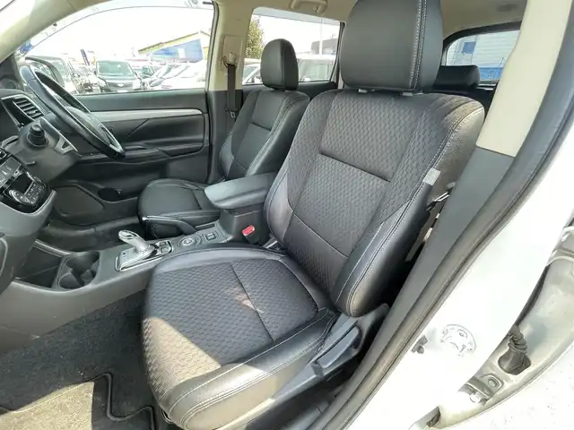 三菱 アウトランダー ＰＨＥＶ G ナビパッケージ 東京都 2014(平26)年 8.2万km シルキーホワイト (株)IDOMが運営する【じしゃロン昭島店】の自社ローン専用車両になります。こちらは現金またはオートローンご利用時の価格です。自社ローンご希望の方は別途その旨お申付け下さい