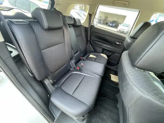 三菱 アウトランダー ＰＨＥＶ G ナビパッケージ 東京都 2014(平26)年 8.2万km シルキーホワイト (株)IDOMが運営する【じしゃロン昭島店】の自社ローン専用車両になります。こちらは現金またはオートローンご利用時の価格です。自社ローンご希望の方は別途その旨お申付け下さい