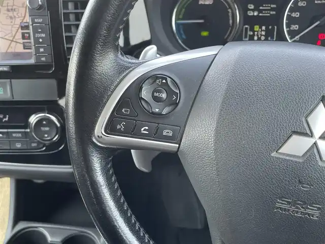 三菱 アウトランダー ＰＨＥＶ G ナビパッケージ 東京都 2014(平26)年 8.2万km シルキーホワイト (株)IDOMが運営する【じしゃロン昭島店】の自社ローン専用車両になります。こちらは現金またはオートローンご利用時の価格です。自社ローンご希望の方は別途その旨お申付け下さい