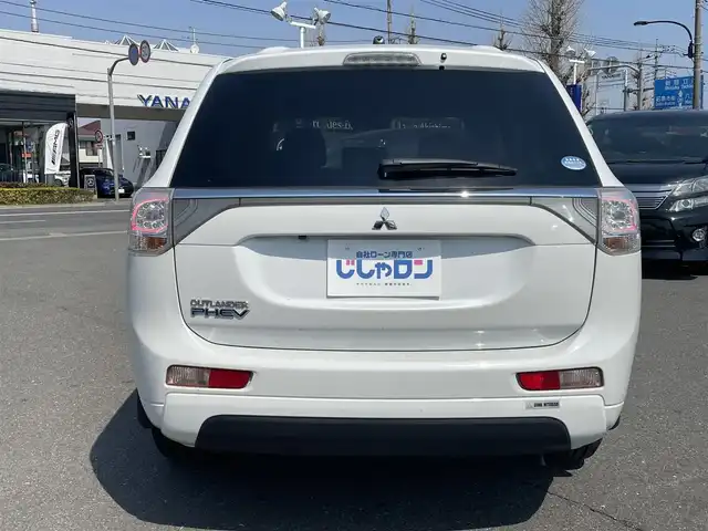 三菱 アウトランダー ＰＨＥＶ G ナビパッケージ 東京都 2014(平26)年 8.2万km シルキーホワイト (株)IDOMが運営する【じしゃロン昭島店】の自社ローン専用車両になります。こちらは現金またはオートローンご利用時の価格です。自社ローンご希望の方は別途その旨お申付け下さい
