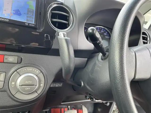 ダイハツ タント エグゼ カスタムG 滋賀県 2013(平25)年 5万km パールホワイトⅢ 禁煙車/社外ナビ/（CD/DVD/SD/AUX/地デジTV）/ETC/HIDヘッドライト/フォグランプ/電動格納ミラー/純正アルミホイール/純正ドアバイザー/社外フロアマット/スペアキー1本/アイドリングストップ