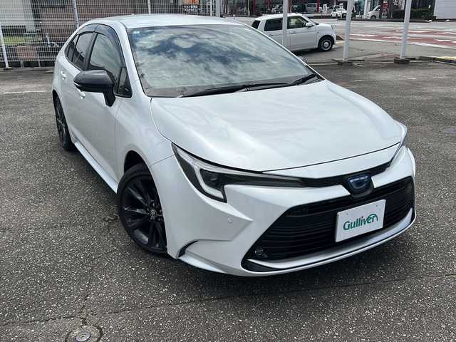 トヨタ カローラ ハイブリット ダブルバイビー 富山県 2023(令5)年 0.4万km プラチナホワイトパールマイカ ワンオーナー/スマートキー（２本）/ハーフレザーシート/4WD/メーカーオプションナビ/衝突安全ブレーキ/フルセグTV/Bluetooth/ビルトインETC2.0/純正17インチAW/ACC/レーンキープアシスト/シートヒーター（D/N）/LEDヘッドライト/フォグランプ/純正フロアマット/純正ドアバイザー/横滑り防止装置/電動パーキングブレーキ/電動格納ウィンカーミラー/ハンドルヒーター/ブラインドスポットモニター/モデリスタスカッフプレート