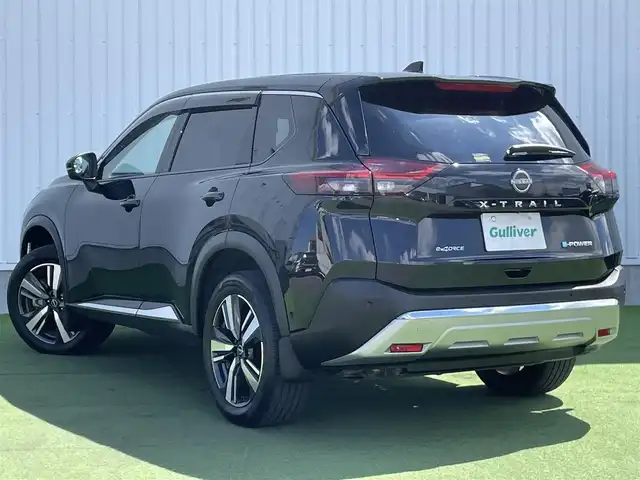 日産 エクストレイル G e－4ORCE 香川県 2023(令5)年 1.8万km ダイヤモンドブラック プロパイロット/純正12.3インチナビ/BOSE/アラウンドビュー/バックカメラ/レザーシート/パワーシート/シートヒーター/革巻きステアリング/ステアリングヒーター/ステアリングリモコン/パーキングアシスト/LEDライト/パワーバックドア/ワイヤレス充電/AC充電/電動パーキング/スマートキー/プッシュスタート