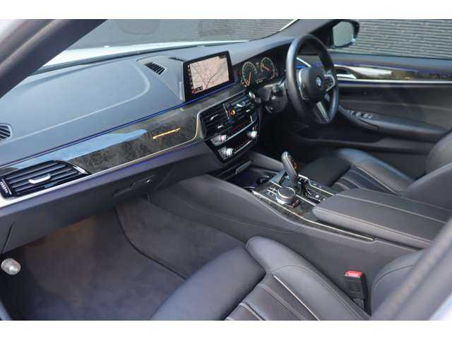 ＢＭＷ ５２３ｄ Mスポーツ 大分県 2019(平31)年 4.8万km アルピンホワイトⅢ ワンオーナー/インテリジェントセーフティ/純正ナビ/テレビ/Bluetooth/CD/DVD/全方位カメラ/黒革/全方位シートヒーター/パワーシート/パドルシフト/LEDヘッドライト/オートハイビーム/アンビエントライト/純正19インチAW/ミラー一体型ETC/ドライブレコーダー前後（Q-02）