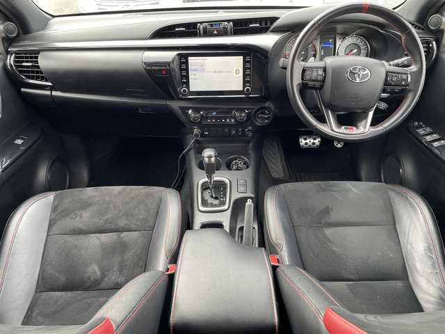 トヨタ ハイラックス Z GRスポーツ 秋田県 2024(令6)年 5万km スーパーホワイトⅡ オーバーランドスタイルキャンパー：FTPORTR 125/・垂直ポップアップルーフ/・スライドベッド/・デッキベッド/・LED室内照明/・シャワー蛇口＆シンク/・ロールブラインド＆ロール網戸付きサイドウィンド/FTPORTERオプション/・パイプガード/・エッジガード/・MAXXFAN7500K（リモコン付き）/・増設ウィンド：リアゲート/・増設ウィンド：フロントウィンド（小）/・ARB4x4：LED付きオーニング（ハードケースブラック）/・純正キャビンリアガラス：スライドウィンドに交換済/・LINE-Xスプレーオンベッドライナー/・ゴールゼロ：YETI 1000X 120Vポータブルバッテリー/リフトアップ：フロント2.5インチ/リア1インチ/社外サイドステップ/純正ディスプレイオーディオ/AM/FM/BT/USB/Miracast/パノラミックビュー/レーダークルーズコントロール/プリクラッシュセーフティ/クリアランスソナー/リアデフロック/アイドリングストップ/パドルシフト/ハーフレザーシート/パワーシート/オートライト/LEDヘッドライト/プッシュスタート/フロアマット/ETC