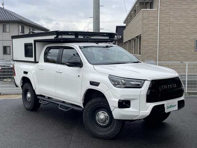 トヨタ ハイラックス Z GRスポーツ 秋田県 2024(令6)年 5万km スーパーホワイトⅡ オーバーランドスタイルキャンパー：FTPORTR 125/・垂直ポップアップルーフ/・スライドベッド/・デッキベッド/・LED室内照明/・シャワー蛇口＆シンク/・ロールブラインド＆ロール網戸付きサイドウィンド/FTPORTERオプション/・パイプガード/・エッジガード/・MAXXFAN7500K（リモコン付き）/・増設ウィンド：リアゲート/・増設ウィンド：フロントウィンド（小）/・ARB4x4：LED付きオーニング（ハードケースブラック）/・純正キャビンリアガラス：スライドウィンドに交換済/・LINE-Xスプレーオンベッドライナー/・ゴールゼロ：YETI 1000X 120Vポータブルバッテリー/リフトアップ：フロント2.5インチ/リア1インチ/社外サイドステップ/純正ディスプレイオーディオ/AM/FM/BT/USB/Miracast/パノラミックビュー/レーダークルーズコントロール/プリクラッシュセーフティ/クリアランスソナー/リアデフロック/アイドリングストップ/パドルシフト/ハーフレザーシート/パワーシート/オートライト/LEDヘッドライト/プッシュスタート/フロアマット/ETC