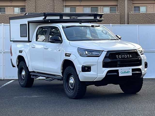トヨタ ハイラックス Z GRスポーツ 秋田県 2024(令6)年 5万km スーパーホワイトⅡ オーバーランドスタイルキャンパー：FTPORTR 125/・垂直ポップアップルーフ/・スライドベッド/・デッキベッド/・LED室内照明/・シャワー蛇口＆シンク/・ロールブラインド＆ロール網戸付きサイドウィンド/FTPORTERオプション/・パイプガード/・エッジガード/・MAXXFAN7500K（リモコン付き）/・増設ウィンド：リアゲート/・増設ウィンド：フロントウィンド（小）/・ARB4x4：LED付きオーニング（ハードケースブラック）/・純正キャビンリアガラス：スライドウィンドに交換済/・LINE-Xスプレーオンベッドライナー/・ゴールゼロ：YETI 1000X 120Vポータブルバッテリー/リフトアップ：フロント2.5インチ/リア1インチ/社外サイドステップ/純正ディスプレイオーディオ/AM/FM/BT/USB/Miracast/パノラミックビュー/レーダークルーズコントロール/プリクラッシュセーフティ/クリアランスソナー/リアデフロック/アイドリングストップ/パドルシフト/ハーフレザーシート/パワーシート/オートライト/LEDヘッドライト/プッシュスタート/フロアマット/ETC