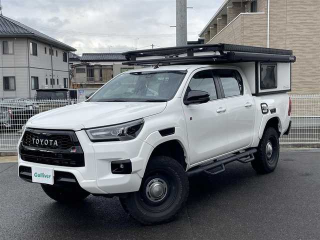 トヨタ ハイラックス Z GRスポーツ 秋田県 2024(令6)年 5万km スーパーホワイトⅡ オーバーランドスタイルキャンパー：FTPORTR 125/・垂直ポップアップルーフ/・スライドベッド/・デッキベッド/・LED室内照明/・シャワー蛇口＆シンク/・ロールブラインド＆ロール網戸付きサイドウィンド/FTPORTERオプション/・パイプガード/・エッジガード/・MAXXFAN7500K（リモコン付き）/・増設ウィンド：リアゲート/・増設ウィンド：フロントウィンド（小）/・ARB4x4：LED付きオーニング（ハードケースブラック）/・純正キャビンリアガラス：スライドウィンドに交換済/・LINE-Xスプレーオンベッドライナー/・ゴールゼロ：YETI 1000X 120Vポータブルバッテリー/リフトアップ：フロント2.5インチ/リア1インチ/社外サイドステップ/純正ディスプレイオーディオ/AM/FM/BT/USB/Miracast/パノラミックビュー/レーダークルーズコントロール/プリクラッシュセーフティ/クリアランスソナー/リアデフロック/アイドリングストップ/パドルシフト/ハーフレザーシート/パワーシート/オートライト/LEDヘッドライト/プッシュスタート/フロアマット/ETC