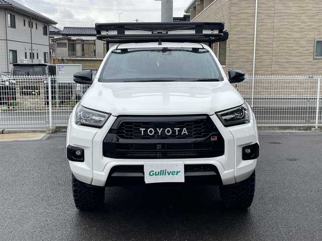 トヨタ ハイラックス Z GRスポーツ 秋田県 2024(令6)年 5万km スーパーホワイトⅡ オーバーランドスタイルキャンパー：FTPORTR 125/・垂直ポップアップルーフ/・スライドベッド/・デッキベッド/・LED室内照明/・シャワー蛇口＆シンク/・ロールブラインド＆ロール網戸付きサイドウィンド/FTPORTERオプション/・パイプガード/・エッジガード/・MAXXFAN7500K（リモコン付き）/・増設ウィンド：リアゲート/・増設ウィンド：フロントウィンド（小）/・ARB4x4：LED付きオーニング（ハードケースブラック）/・純正キャビンリアガラス：スライドウィンドに交換済/・LINE-Xスプレーオンベッドライナー/・ゴールゼロ：YETI 1000X 120Vポータブルバッテリー/リフトアップ：フロント2.5インチ/リア1インチ/社外サイドステップ/純正ディスプレイオーディオ/AM/FM/BT/USB/Miracast/パノラミックビュー/レーダークルーズコントロール/プリクラッシュセーフティ/クリアランスソナー/リアデフロック/アイドリングストップ/パドルシフト/ハーフレザーシート/パワーシート/オートライト/LEDヘッドライト/プッシュスタート/フロアマット/ETC