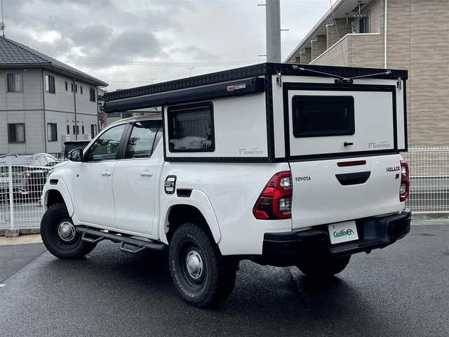 トヨタ ハイラックス Z GRスポーツ 秋田県 2024(令6)年 5万km スーパーホワイトⅡ オーバーランドスタイルキャンパー：FTPORTR 125/・垂直ポップアップルーフ/・スライドベッド/・デッキベッド/・LED室内照明/・シャワー蛇口＆シンク/・ロールブラインド＆ロール網戸付きサイドウィンド/FTPORTERオプション/・パイプガード/・エッジガード/・MAXXFAN7500K（リモコン付き）/・増設ウィンド：リアゲート/・増設ウィンド：フロントウィンド（小）/・ARB4x4：LED付きオーニング（ハードケースブラック）/・純正キャビンリアガラス：スライドウィンドに交換済/・LINE-Xスプレーオンベッドライナー/・ゴールゼロ：YETI 1000X 120Vポータブルバッテリー/リフトアップ：フロント2.5インチ/リア1インチ/社外サイドステップ/純正ディスプレイオーディオ/AM/FM/BT/USB/Miracast/パノラミックビュー/レーダークルーズコントロール/プリクラッシュセーフティ/クリアランスソナー/リアデフロック/アイドリングストップ/パドルシフト/ハーフレザーシート/パワーシート/オートライト/LEDヘッドライト/プッシュスタート/フロアマット/ETC